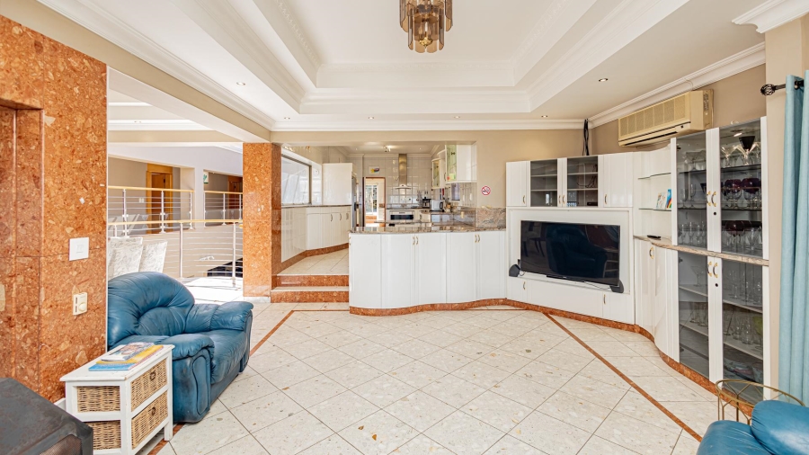 7 Bedroom Property for Sale in Plattekloof Western Cape
